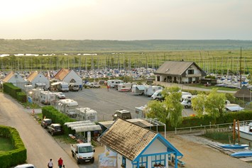 Wohnmobilstellplatz: Stellplatz von der Terrasse des Seefestspielgeländes - CamÖ Camping Mörbisch am Neusiedlersee
