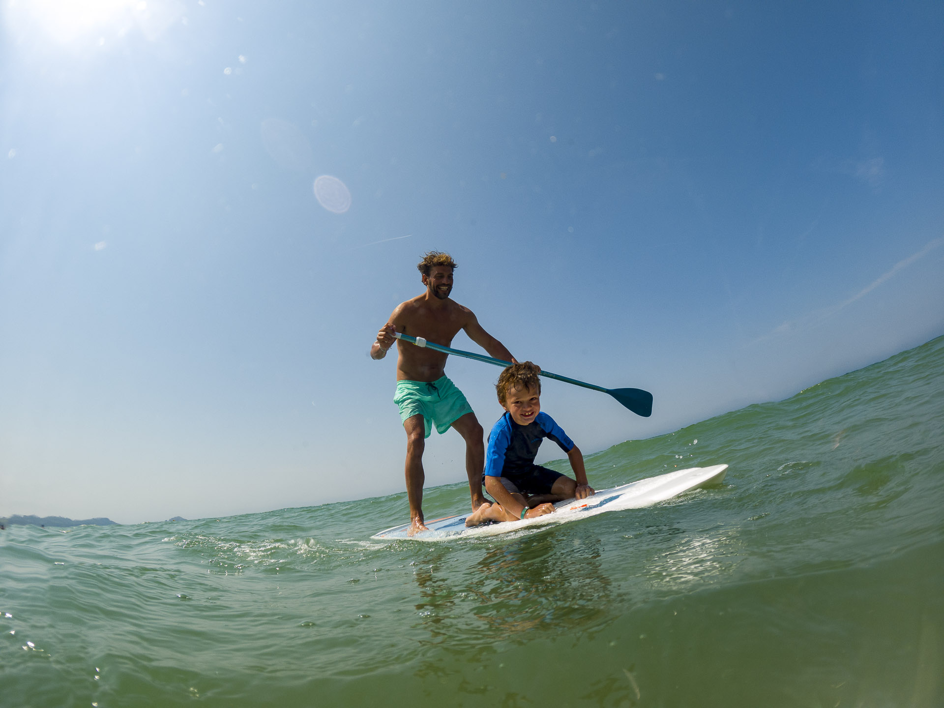 Reisemobilstellplatz: Camping Saint Pabu Plage**** Kostenlose Leihgabe in Ihrem Aufenthalt inbegriffen: Ob E-Bikes, Fahrräder, Kajaks (einfach und doppelt), Paddleboards, Surfbretter, Bodyboards, Schnorchelausrüstung (Maske, Schnorchel, Flossen, Shorty oder Neoprenanzug), Longe-Côte-Ausrüstung (Shorty oder Neoprenanzug und Wasserschuhe), Strandspiele, Wasserspielzeuge, Outdoor-Spiele, Strandliegen, Gesellschaftsspiele, Kescher, Grill usw. – alles steht Ihnen zur Verfügung, um Ihren Urlaub in vollen Zügen zu genießen. - Camping Saint Pabu Plage****