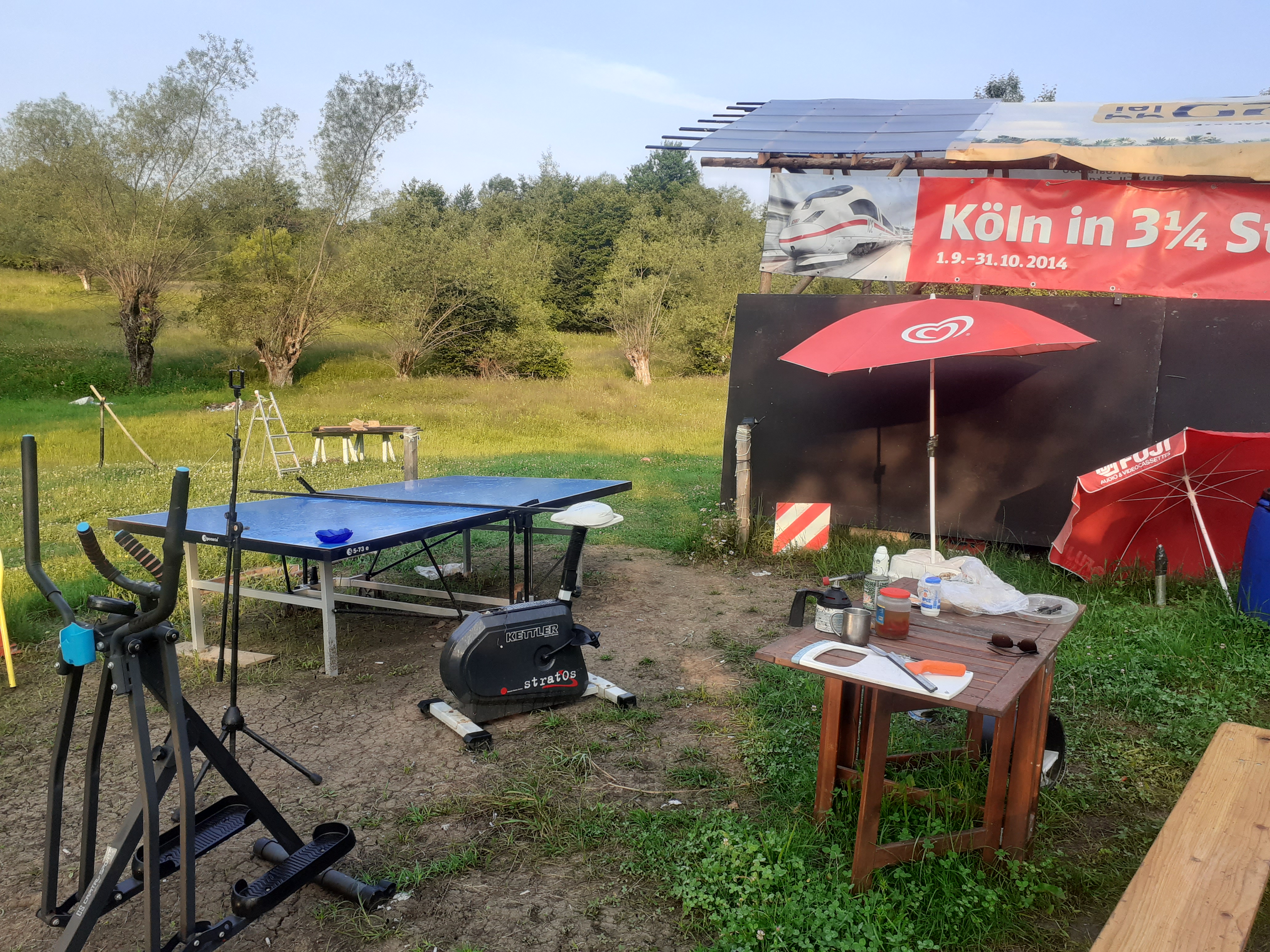 Place de parking pour camping-car - Roumanie - Liebe Leute,  

Mein Campingplatz befindet sich an einem Waldstück. Wandern in der Natur und die tollsten Erlebnisse sind garantiert. 
Der Campingplatz ist leider nicht für Kinder geeignet, da es immer noch eine freie Wildnis ist. 

Kosten: 600/Woche für zwei Personen mit Frühstück 
Für alles andere gerne auf Anfrage, es wird sich darum gekümmert. 

Der Ort heisst Nucsoara Arges.
Gerne hole ich Sie gegen Aufpreis auch vom Flughafen ab. 

Auto unf scooter zu vermieten. 

Telefon: 00491714673143
Email: herculestransport8@gmail.com  - Camping Schloß Dracula