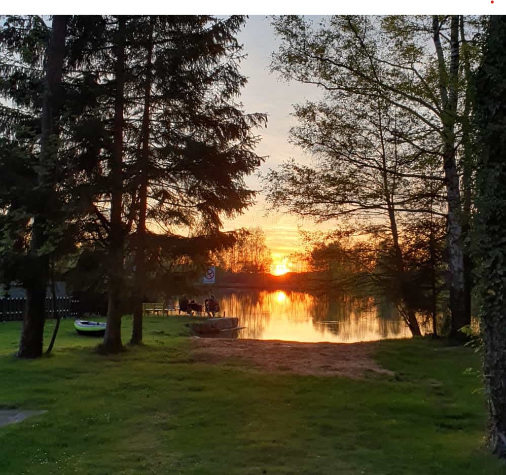Wohnmobilstellplatz: Den Sonnenuntergang vom Stellplatz aus genießen. - Camping Waldsee