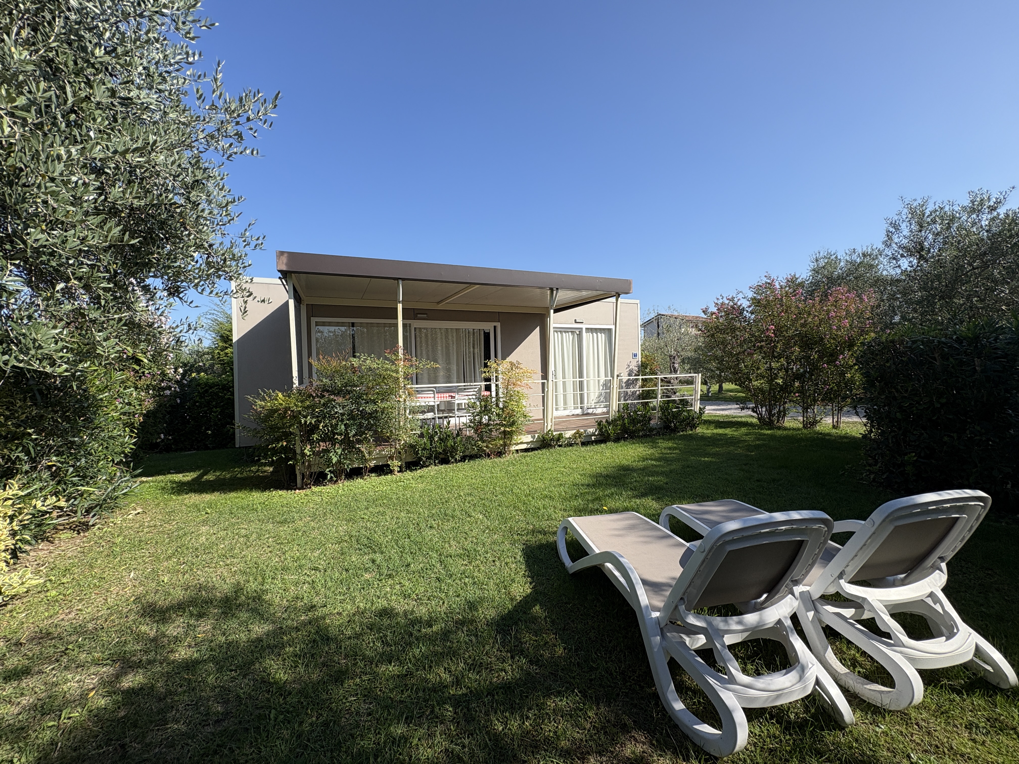 Wohnmobilstellplatz: Mobilheim mit großer Terrasse und privatem Garten. - Landwirtschaftscamping Oasi del Garda