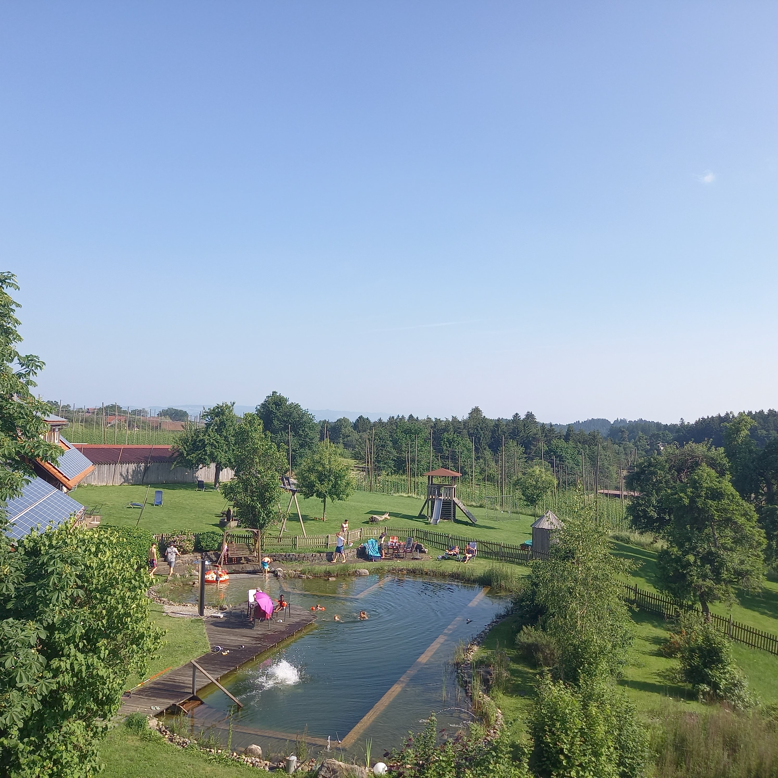 Wohnmobilstellplatz: Schwimmteich mit Spielplatz - Ferienhof Metzler - area, infrastructure