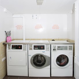 Wohnmobilstellplatz: 2 Waschmachine und 1 Wäschetrockner - Paraíso Camper 