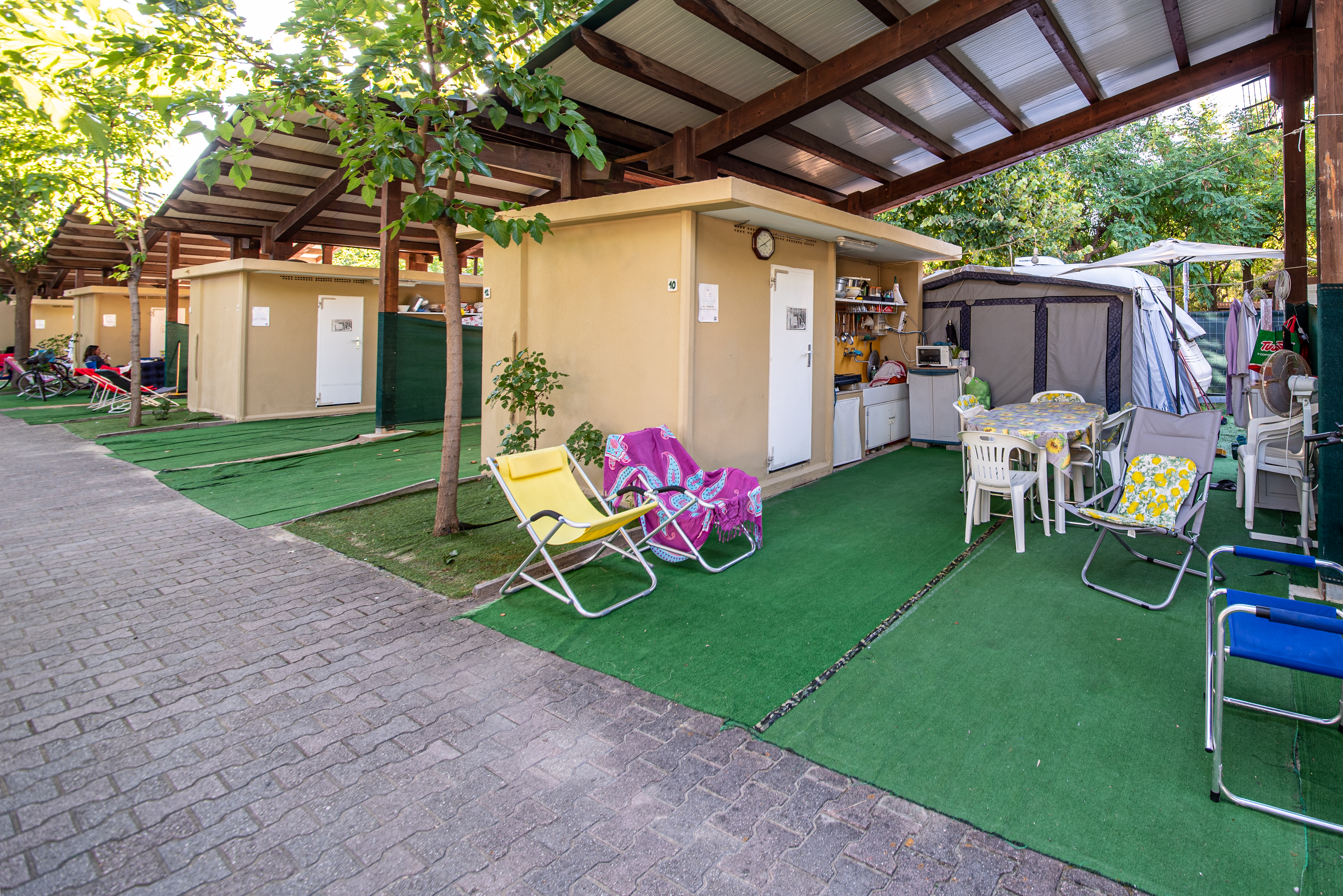 Reisemobilstellplatz - Reiten - Strutture con copertura coibentata e legno lamellare provviste di allaccio elettrico, acqua potabile, acqua calda e bagno completo di doccia, lavabo, wc, bidè, stendino nonché lavello cucina con ripiano per fornello a gas, entrambi in muratura. Prezzo base include 2 persone Possibilità di aggiungere altre 5 persone con supplemento da listino.. - Heliopolis Camping & Village