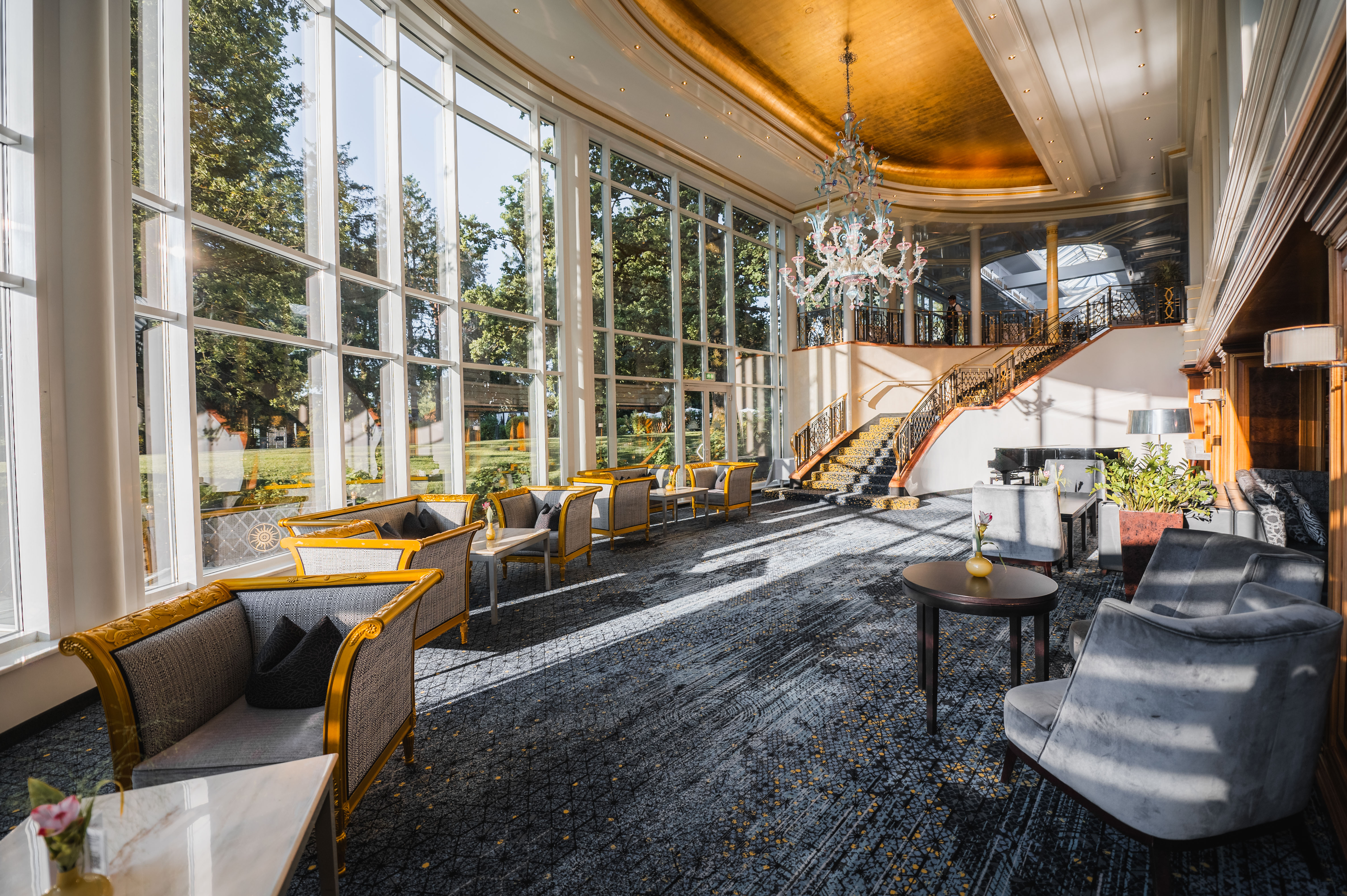 Reisemobilstellplatz: Die Murano Bar im Spahotel Sonnenhof mit Kronleuchter und Blick in den Hotelpark - Wohnmobilstellplatz Spahotel Sonnenhof - Horeca, Vrije tijd