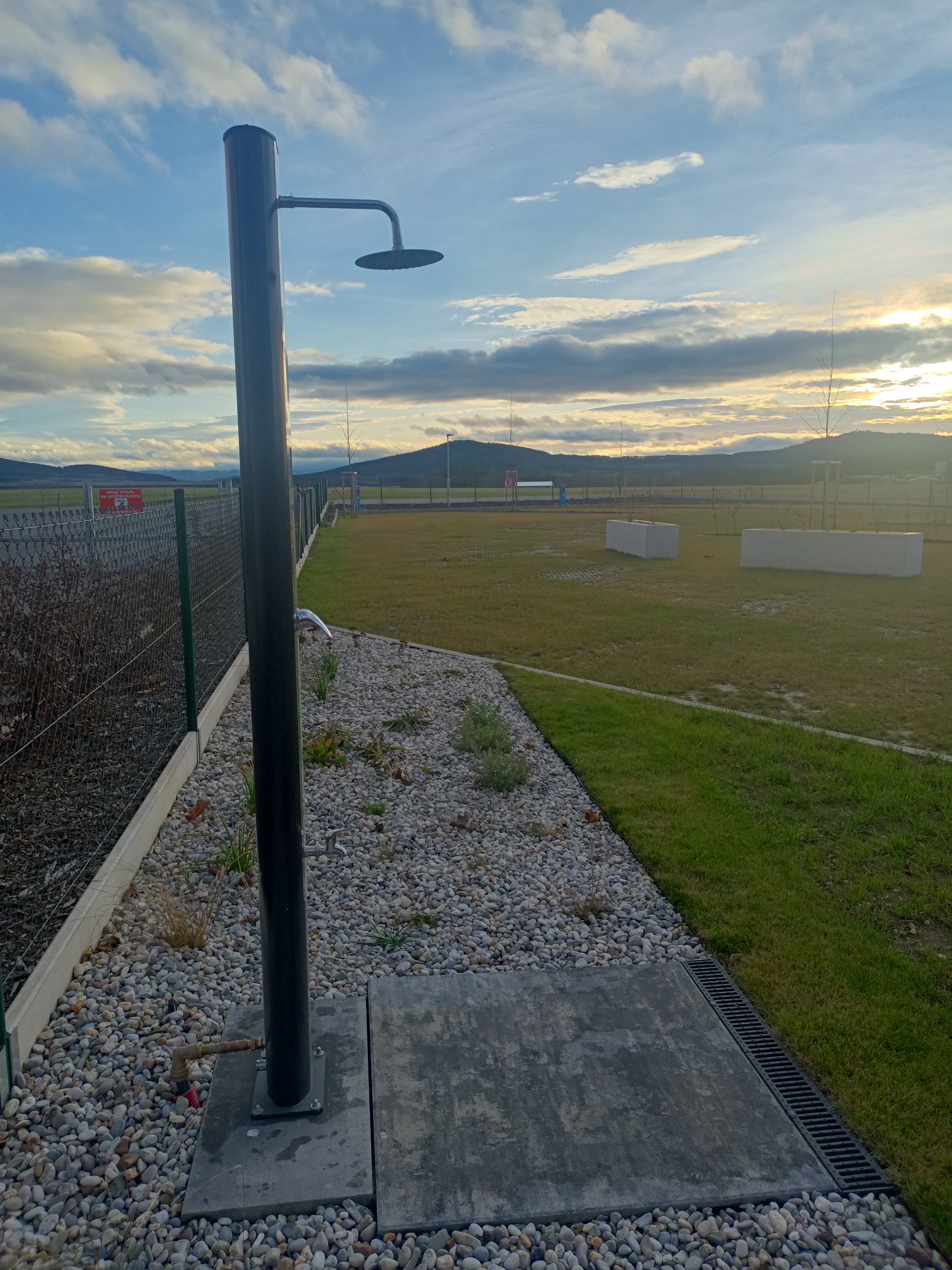Wohnmobilstellplatz: An outdoor shower.  - Campingplatz HANGAR