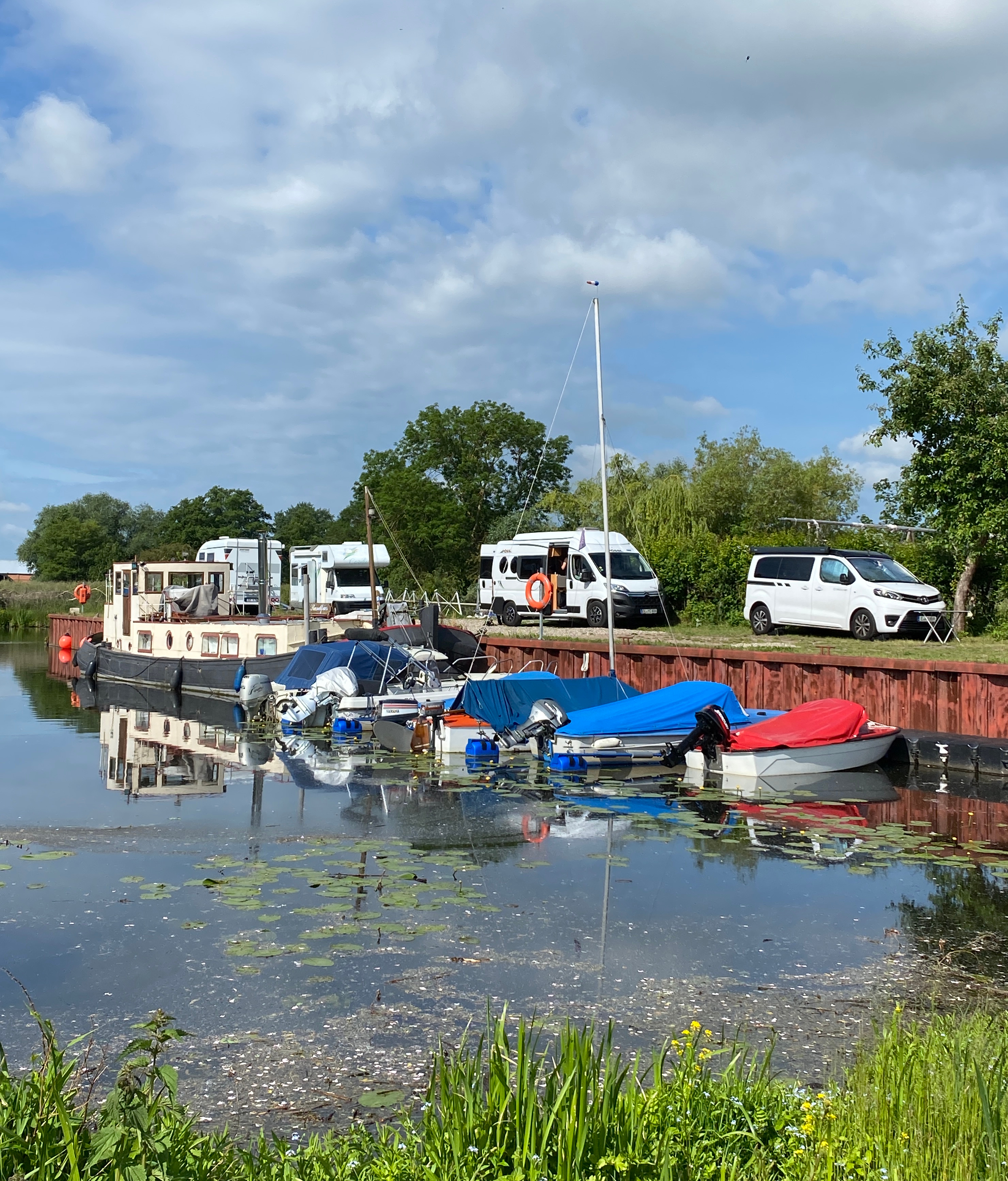 Wohnmobilstellplatz: Wohnmobile, Camper und Boote am Yachthafen - Werft Allermöhe Hamburg