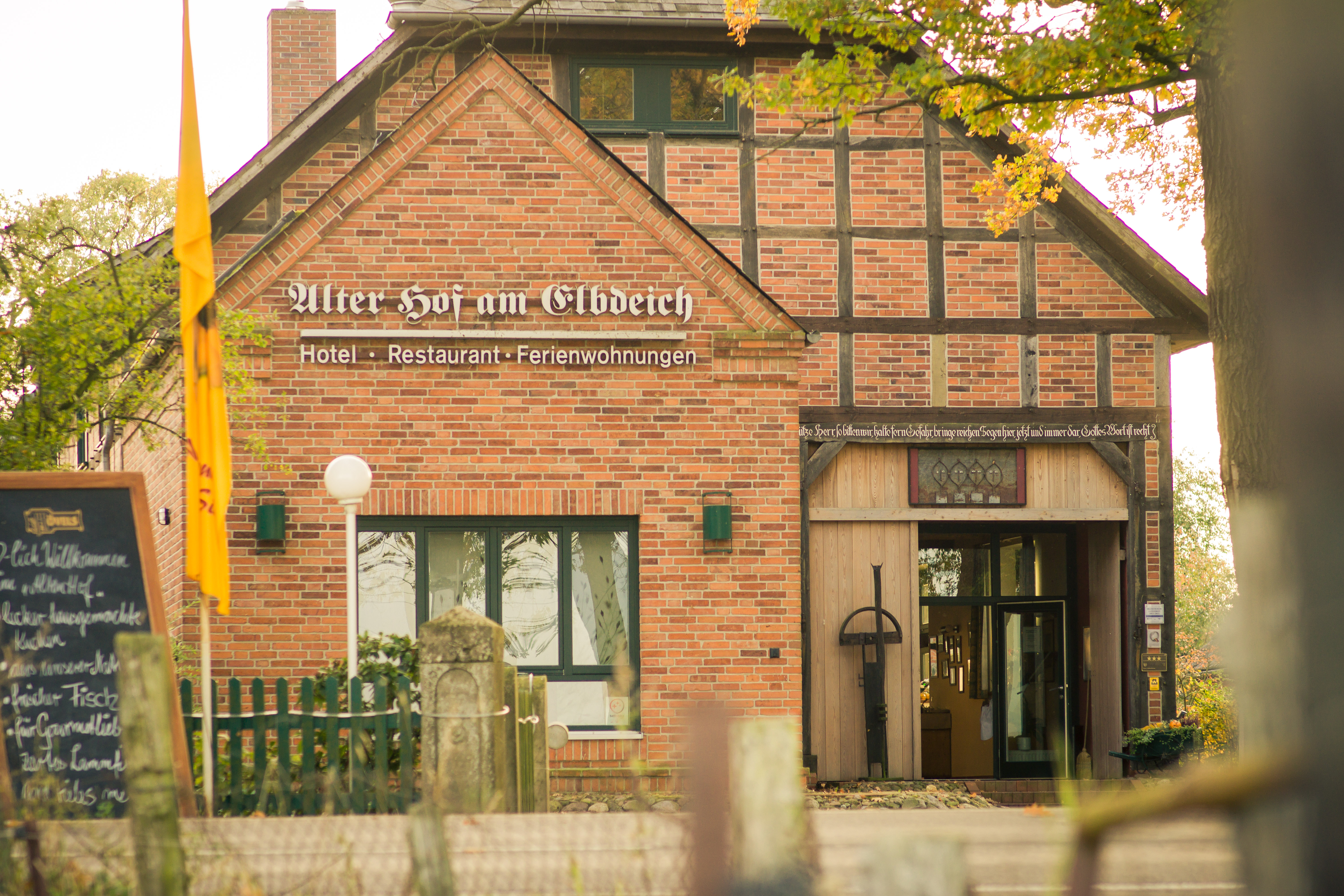 Wohnmobilstellplatz: Eingang Restaurant - Alter Hof am Elbdeich