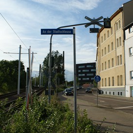 Wohnmobilstellplatz: Blick in die Herrenstraße (c) Stadtmarketing Halle (Saale) GmbH, www.halle-tourismus.de - Parkplatz "An der Stadtschleuse Halle (Saale)"