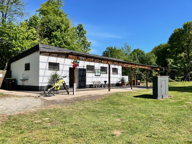 Wohnmobilstellplatz: Sanitärgebäude mit Spülküche - Camping Neuenheerse  - Infraestructura