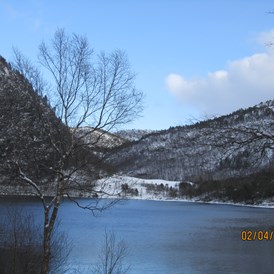 Wohnmobilstellplatz: am See im Winter - Høydal