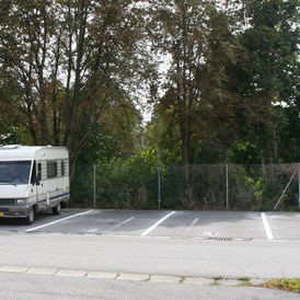 Wohnmobilstellplatz: 4 Wohnmobilstellplätze mit Ent-und Versorgungsstation direkt auf dem Parkplatz der AQACUR Bade- und Saunawelt - Stellplatz AQACUR Badewelt
