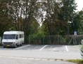 Wohnmobilstellplatz: 4 Wohnmobilstellplätze mit Ent-und Versorgungsstation direkt auf dem Parkplatz der AQACUR Bade- und Saunawelt - Stellplatz AQACUR Badewelt