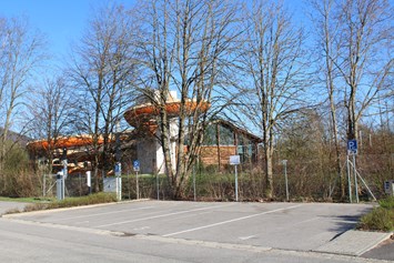 Wohnmobilstellplatz: Wohnmobilstellplätze im Frühjahr -  im Hintergrund die AQACUR Bade- und Saunawelt - Stellplatz AQACUR Badewelt