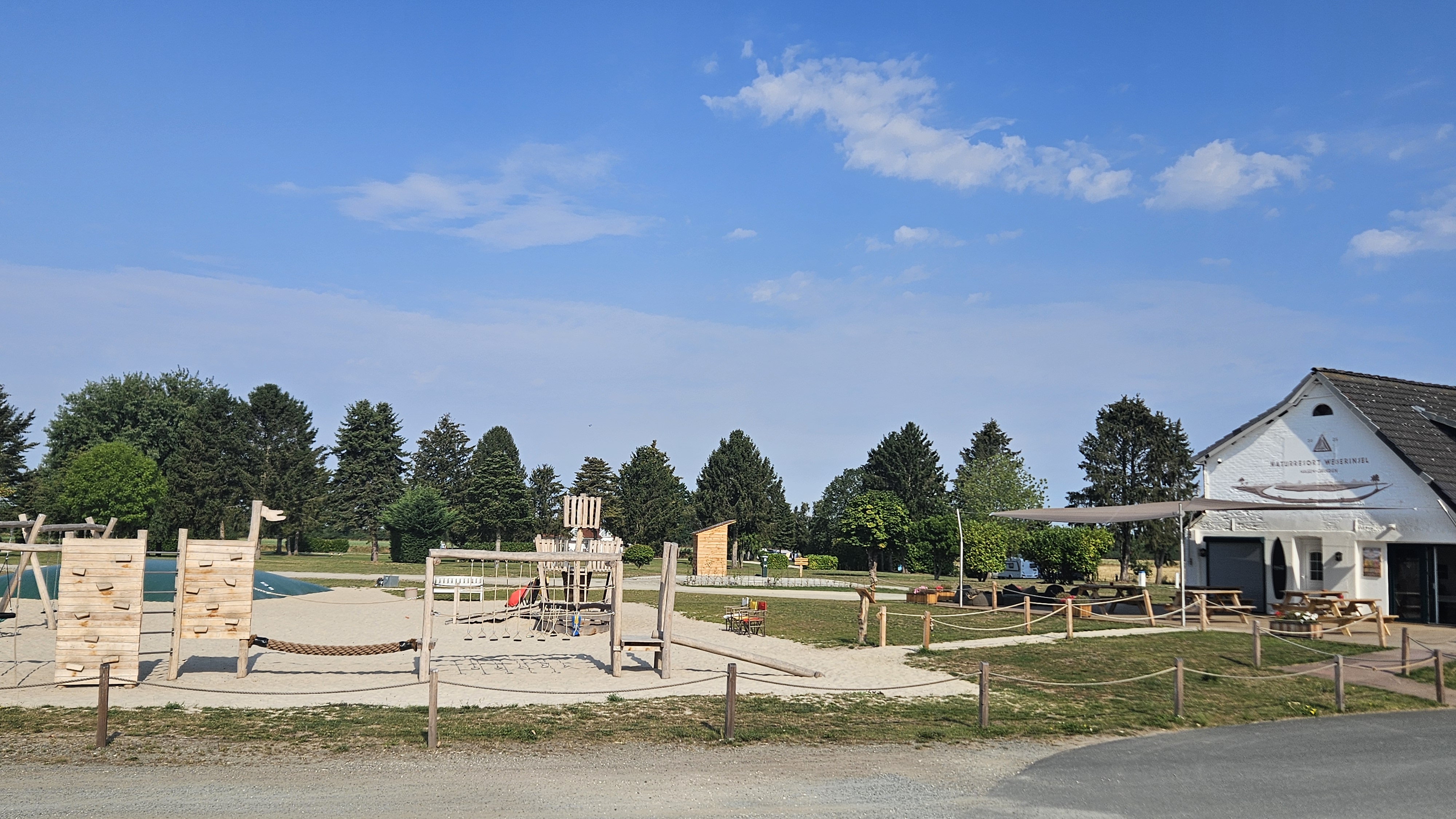 Wohnmobilstellplatz: Terrasse, Spielplatz - Naturresort Weserinsel