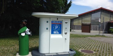 Reisemobilstellplatz - Art des Stellplatz: Sportstätte - Schweiz - Parkplatz am Sportzentrum / Euro-Relais Station