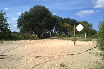 Wohnmobilstellplatz: Volleyballfeld - Halbinsel Peenemünde