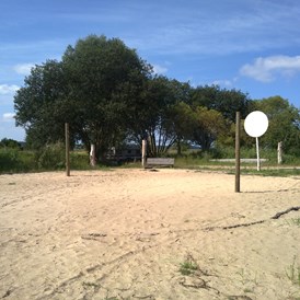 Wohnmobilstellplatz: Volleyballfeld - Halbinsel Peenemünde