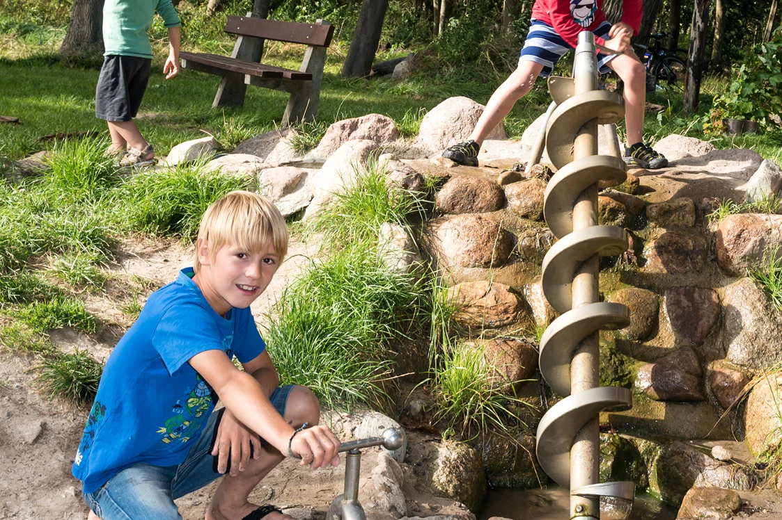 Wohnmobilstellplatz: Wasserspielplatz - Rosenfelder Strand Ostsee Camping