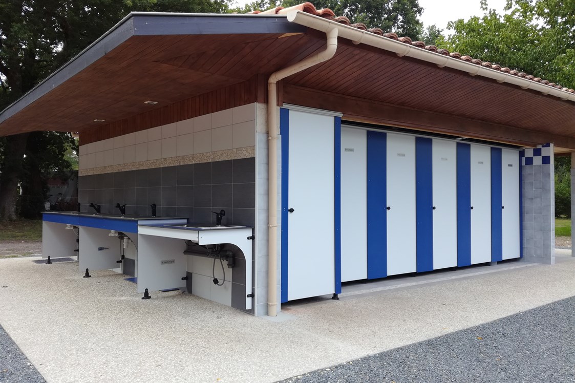 Wohnmobilstellplatz: Sanitäranlage Duschen mit Spülbecken - AU JARDIN PRÈS DE L'OCEAN, AIRE NATURELLE DE CAMPING CHARENTE MARITIME