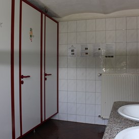 Wohnmobilstellplatz: sanitäre Anlagen - Campinghof Sommer