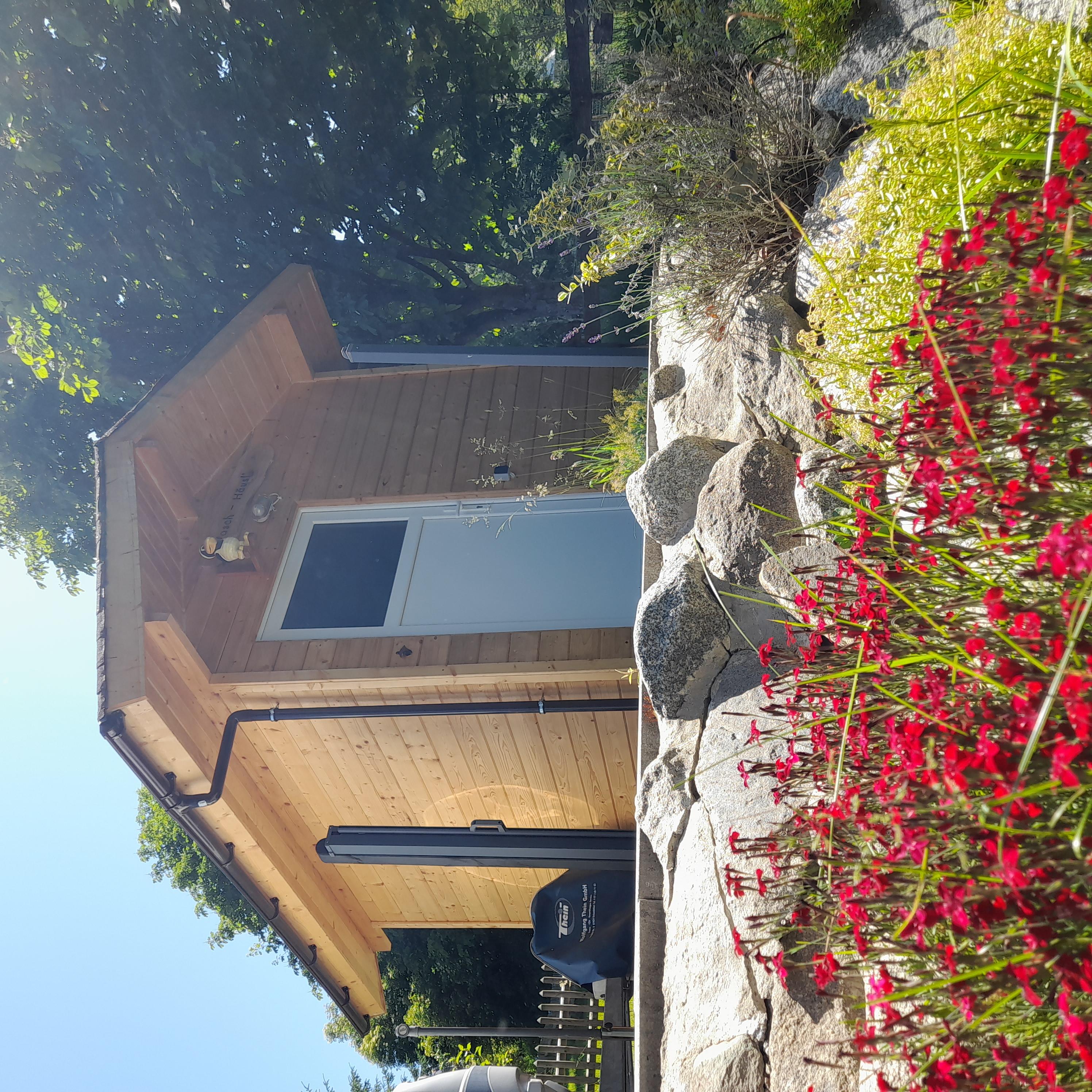 Reisemobilstellplatz - Hengersberg - Unser "Waschhäusl" (Dusche, WC + Waschbecken) - WoMo Stellpätze  / Ferienanlage_Rademacher 