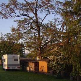 Wohnmobilstellplatz: Bildquelle: http://www.camping-bauernhof-neundorf.de - Stellplatz am Bauernhof Leubner