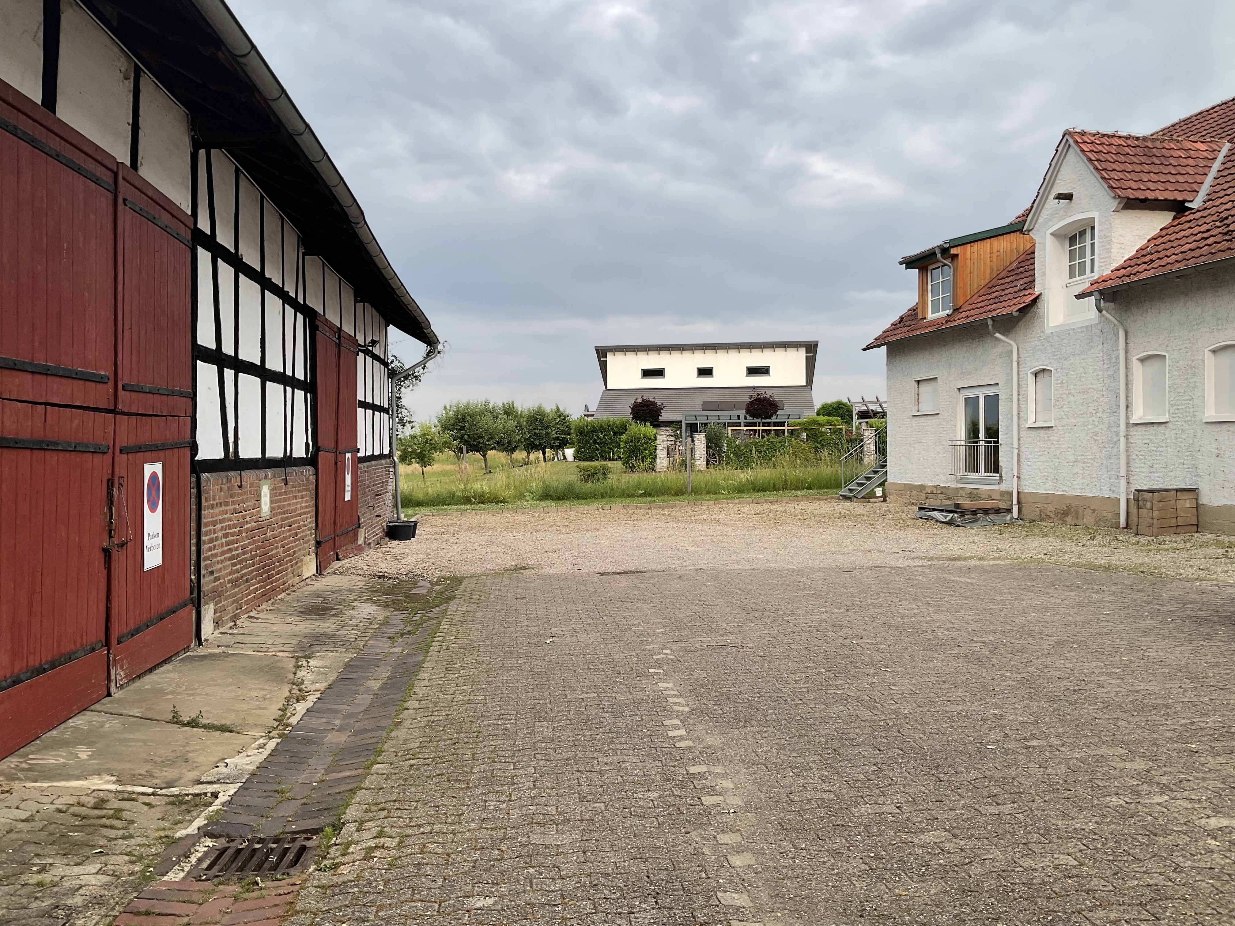 Reisemobilstellplatz: Stellplatz auf historischem Hofgelände