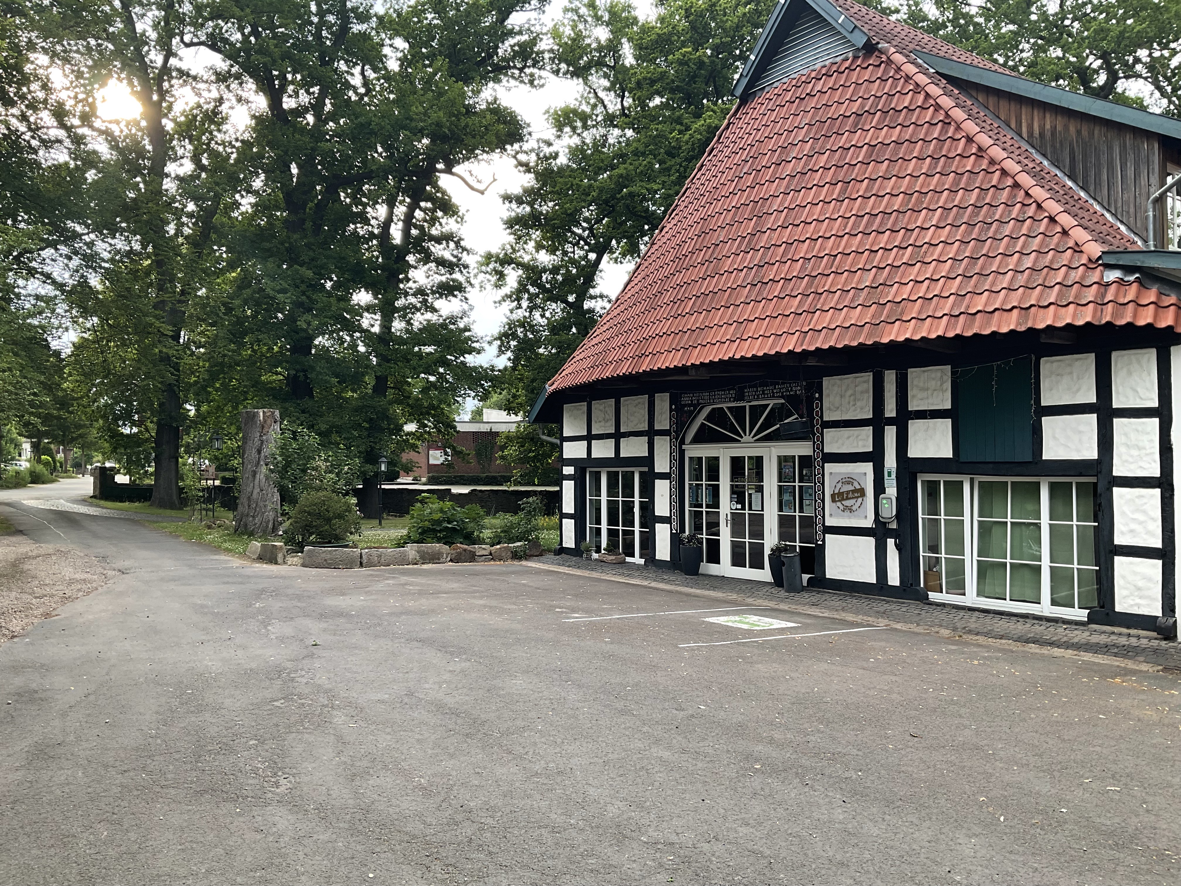 Reisemobilstellplatz: Stellplatz auf historischem Hofgelände