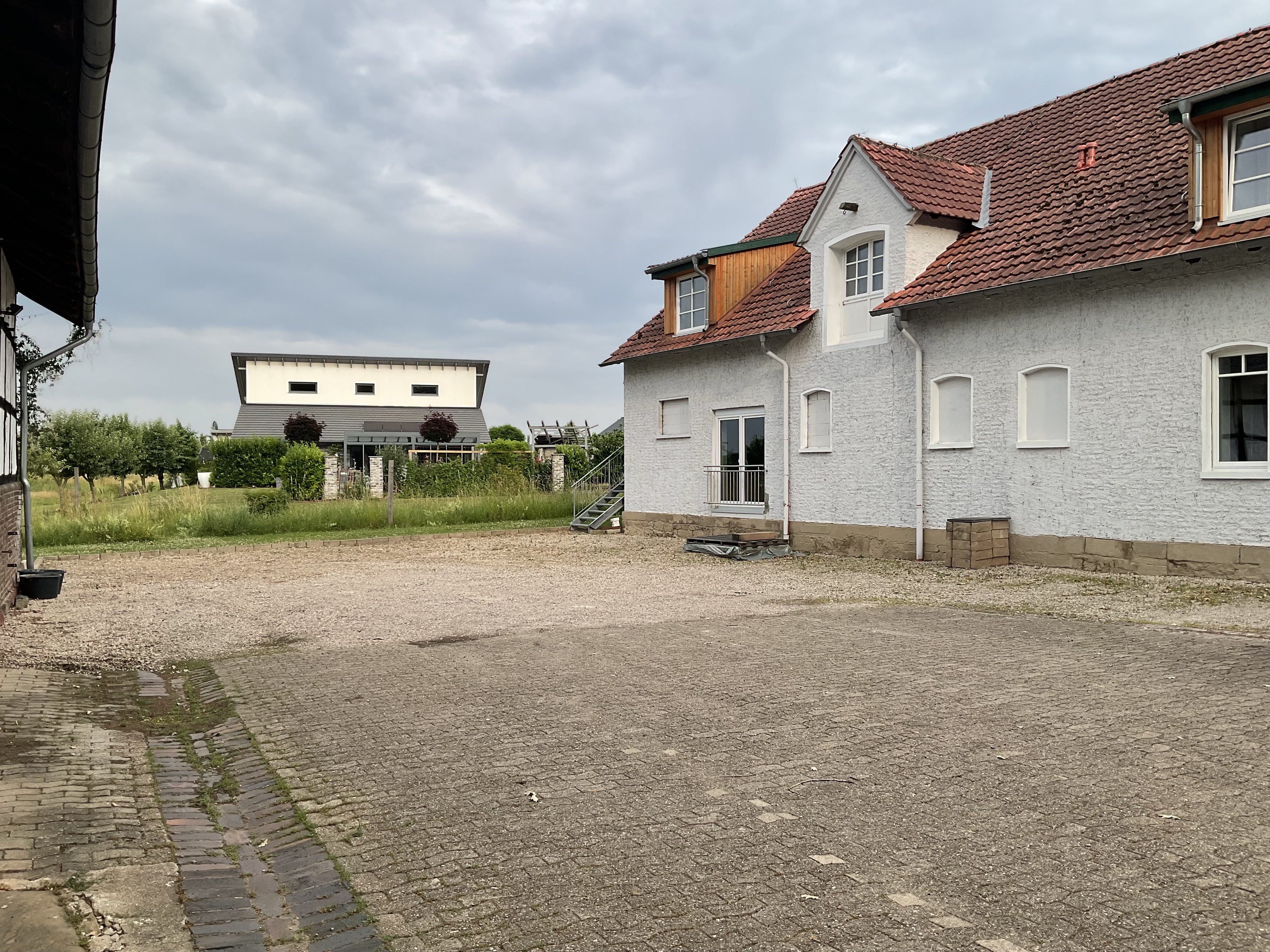 Reisemobilstellplatz: Stellplatz auf historischem Hofgelände