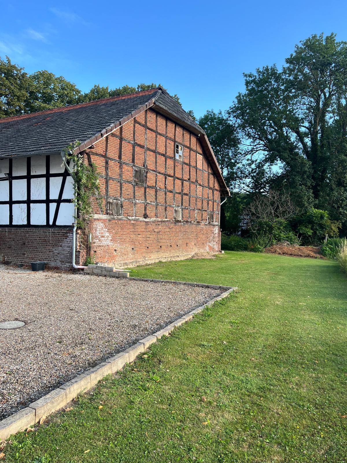 Reisemobilstellplatz: Stellplatz auf historischem Hofgelände