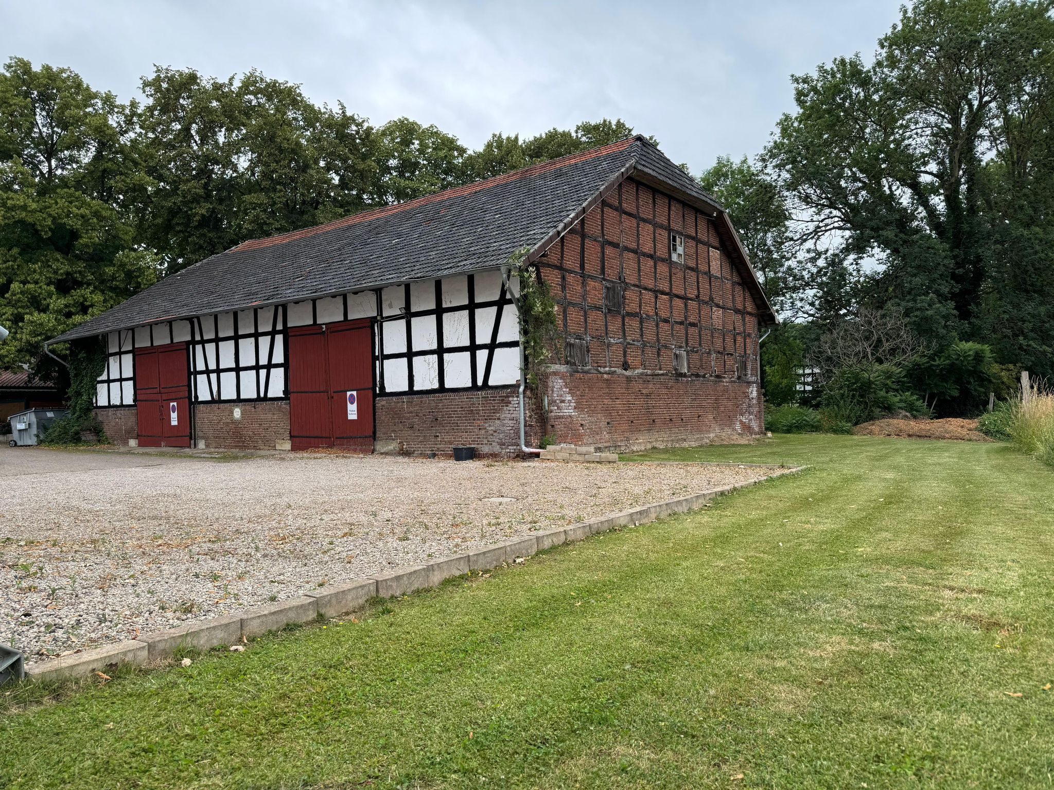 Reisemobilstellplatz: Stellplatz auf historischem Hofgelände