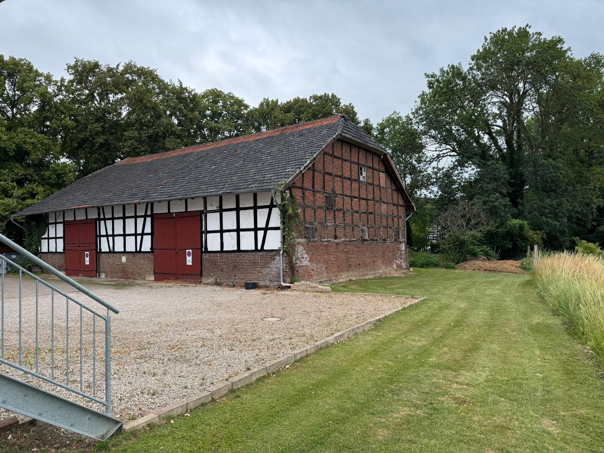 Reisemobilstellplatz: Stellplatz auf historischem Hofgelände