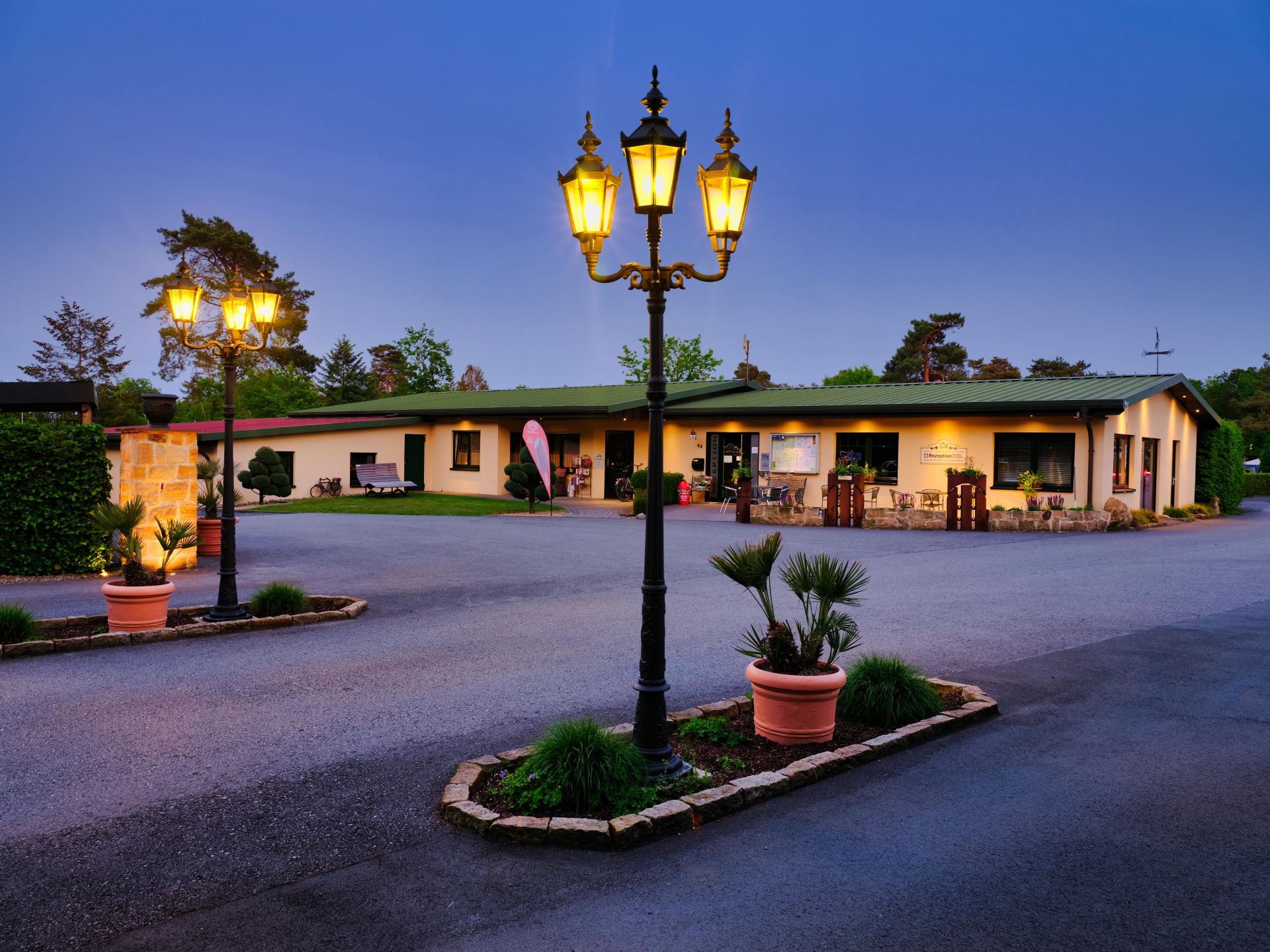 Reisemobilstellplatz - Stromanschluss - Beckum - Eingangsbereich Campingpark Heidewald mit großer Zufahrt - Campingpark Heidewald