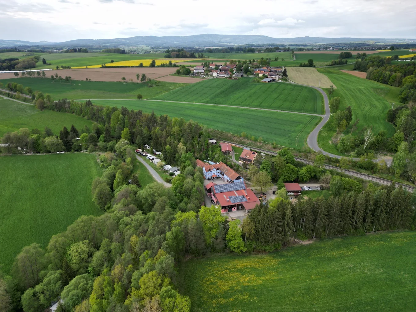 Wohnmobilstellplatz: Luftbild vom Gelände  - Ferienhof & Campingplatz Schweinmühle 