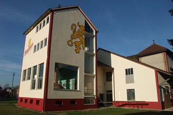 Wohnmobilstellplatz: Brauerei-Gebäude mit neu renovierten Sudhaus an einem schönen Oktobertag 2015 - Bräuhaus Ummendorf
