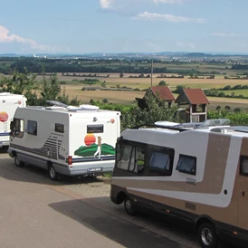 Wohnmobilstellplatz: Stellplatz mit Blick bis zur Schwäbischen Alb - Stellplatz Panoramaweingut Baumgärtner