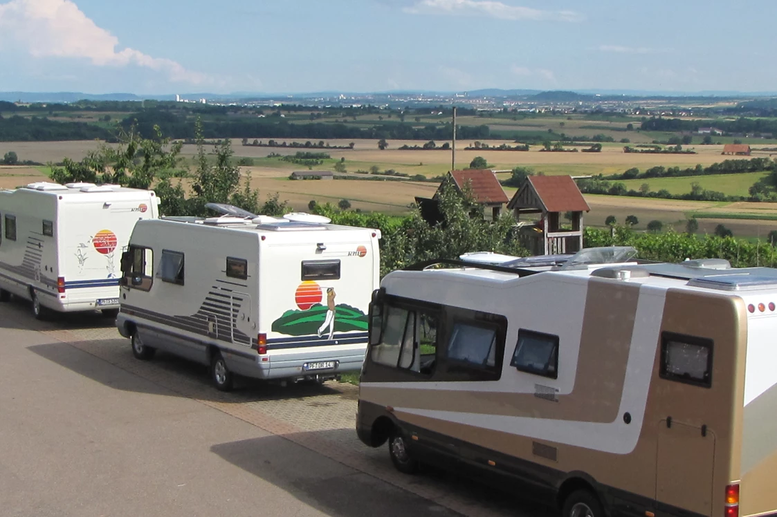 Wohnmobilstellplatz: Stellplatz mit Blick bis zur Schwäbischen Alb - Stellplatz Panoramaweingut Baumgärtner