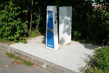 Wohnmobilstellplatz: Strom und Wasserversorgung - Stellplatz am Parkplatz Seeweg