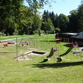 Wohnmobilstellplatz: Spielplatz und Grillhütte - Odenwald-Camping-Park
