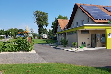 Wohnmobilstellplatz: Sanitärgebäude - Weinland-Camping