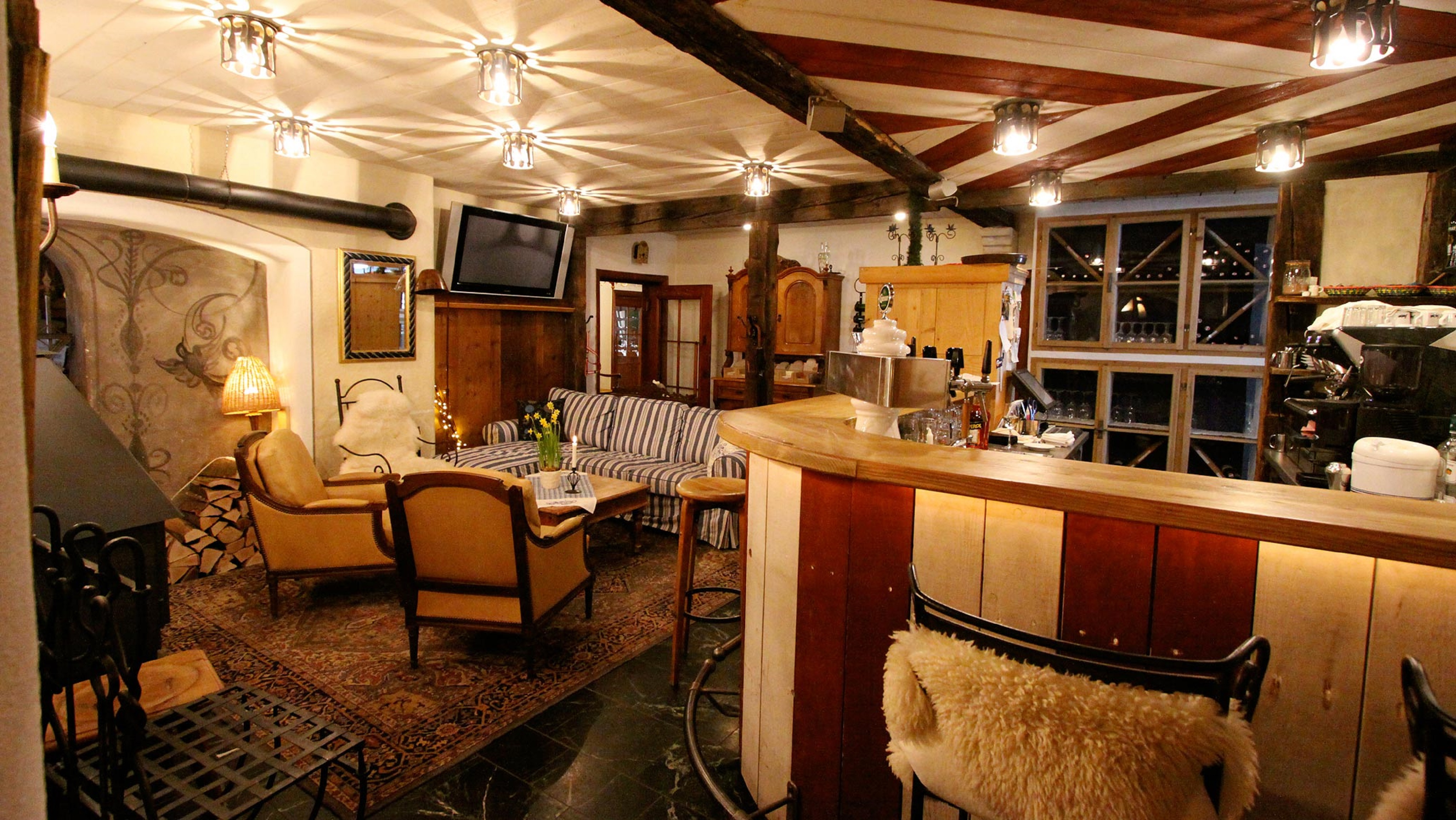 Wohnmobilstellplatz: Die Bar - Stellplatz am Hotel und Chalets Schlosswirt