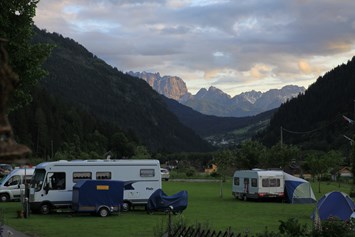 Wohnmobilstellplatz: viel Platz - Camping am See Gut Lindlerhof, mit Ferienhäuser und Almhütten