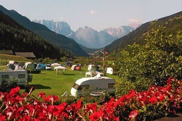 Wohnmobilstellplatz: Blick auf die Dolomiten - Camping am See Gut Lindlerhof, mit Ferienhäuser und Almhütten