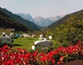 Wohnmobilstellplatz: Blick auf die Dolomiten - Camping am See Gut Lindlerhof, mit Ferienhäuser und Almhütten