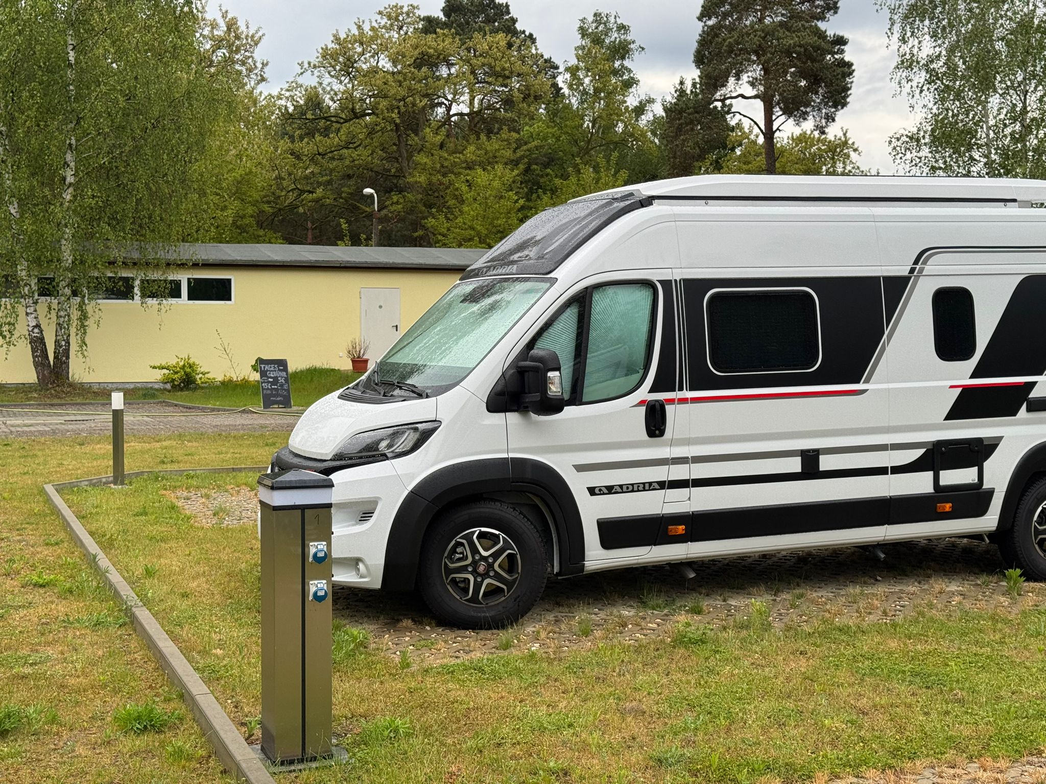 Wohnmobilstellplatz: Stromversorgung und Sanitärgebäude - Stellplatz am Katharinensee