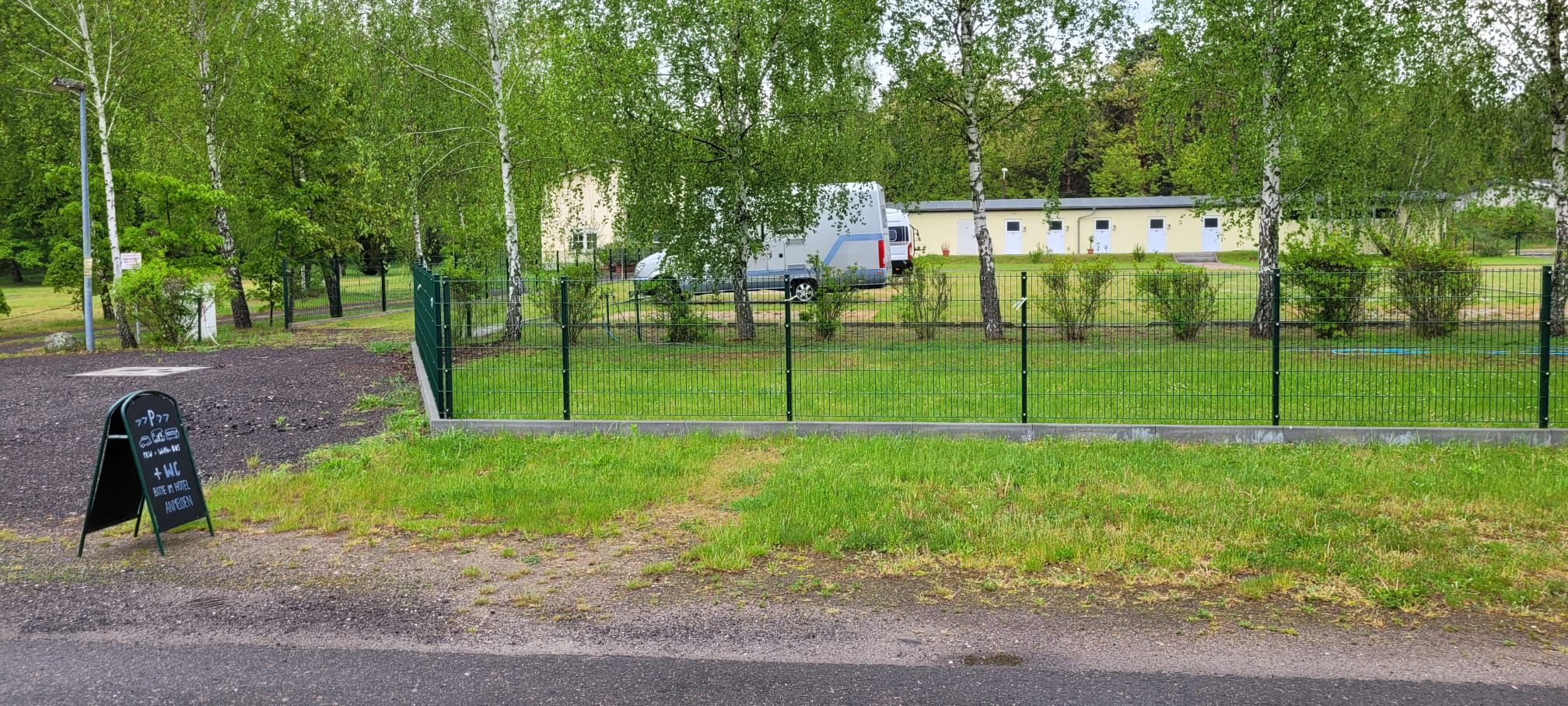 Area sosta per camper - Eisenhüttenstadt - Einfahrt vom Stellplatz - Stellplatz am Katharinensee