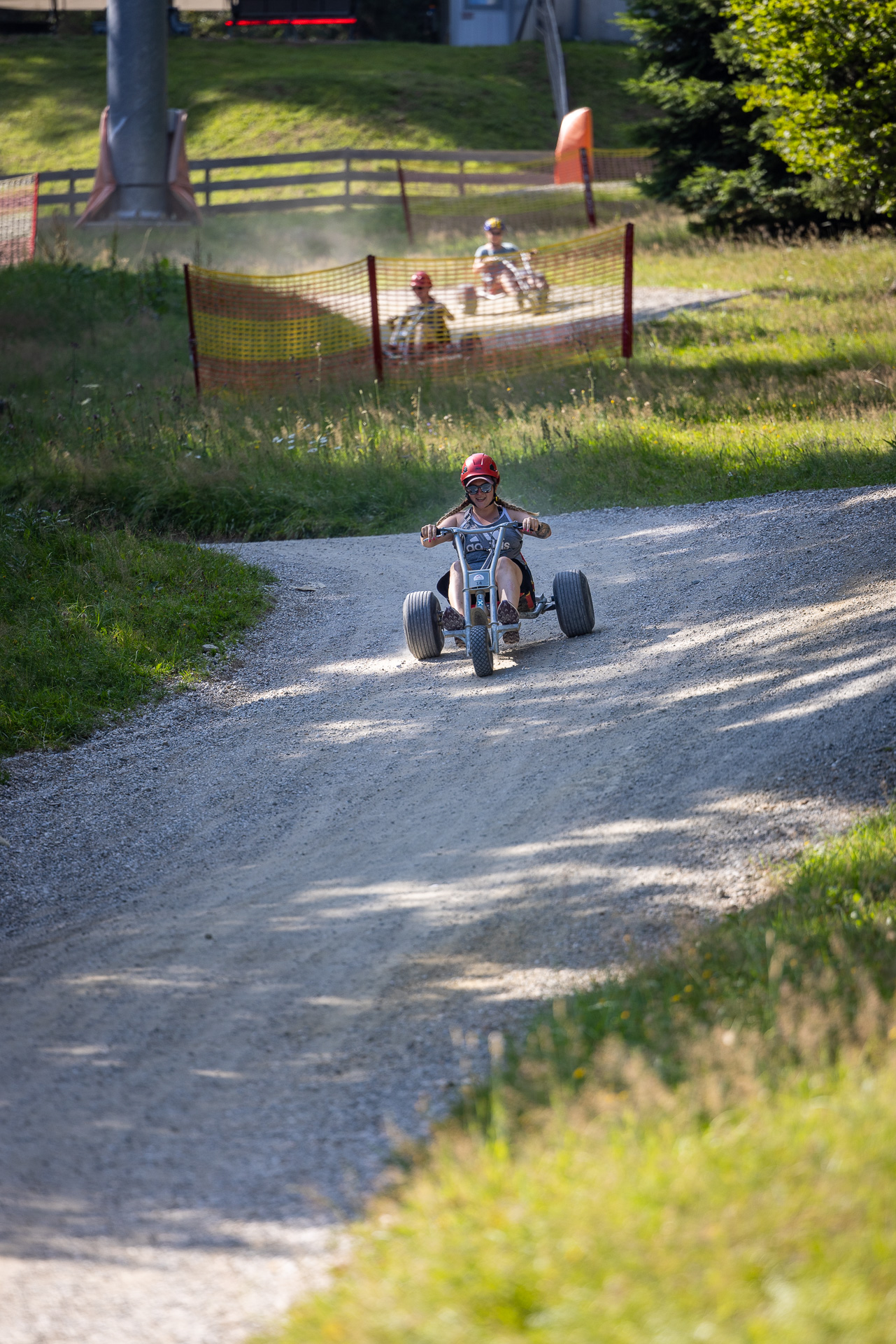 Wohnmobilstellplatz: Auf der ca. 2km langen Mountaincartbahn geht es von der Bergstation der Sonnenbahn über Wellen, Steilkurven und einen Milchkannentunnel zur Talstation. Spaß und Action für jung und alt ist garantiert. - Erlebnisalm Mönichkirchen