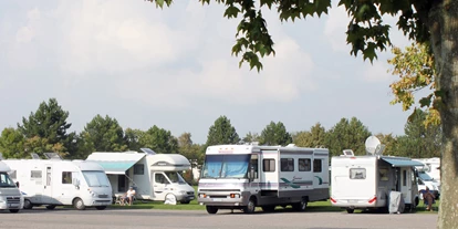 Place de parking pour camping-car - öffentliche Verkehrsmittel - Oberndorf (Landkreis Cuxhaven) - Wohnmobil-Stellplatz am Freizeitbad Brunsbüttel. - Wohnmobilstellplatz am Freizeitbad Brunsbüttel