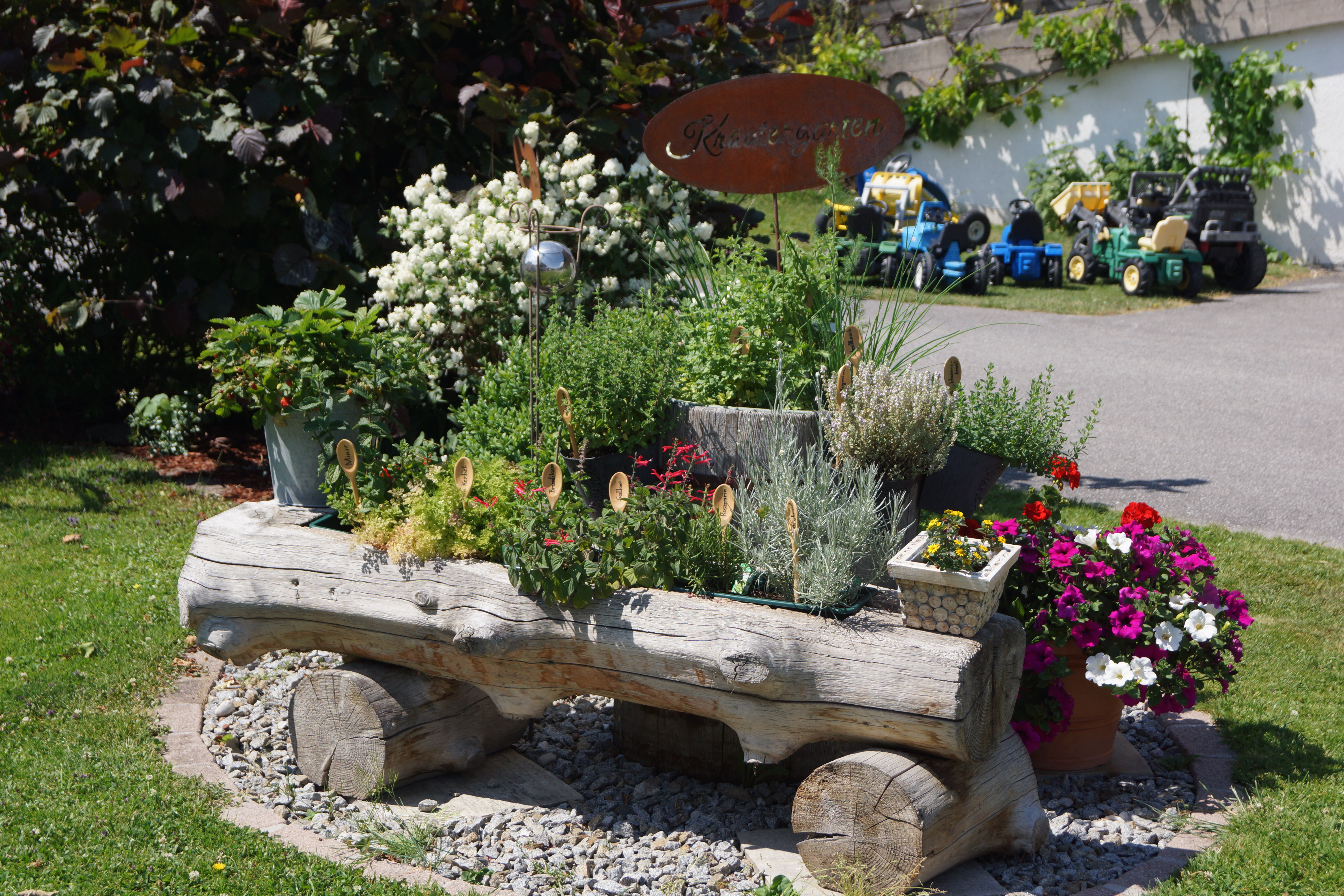 Wohnmobilstellplatz: Kräutergarten - Bauernhof mit Pool